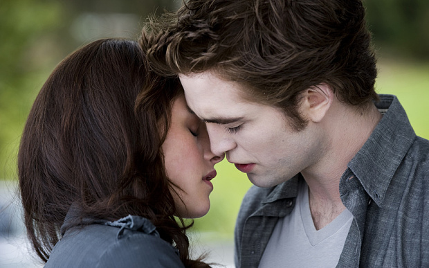 Twilight karakterleri Edward ve Bella Edward'ın ölümsüzlüğünün üstesinden gelmek için mücadele ediyor